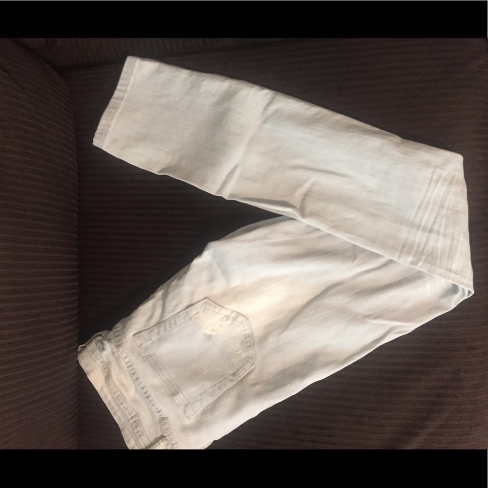 Distressed fashion jeans